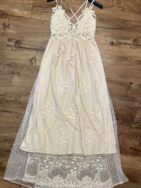 Magnolia Boutique Paradise Island Scalloped Vanilla Lace Maxi Dress